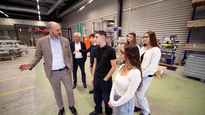 Urs Neuhauser mit Lernenden