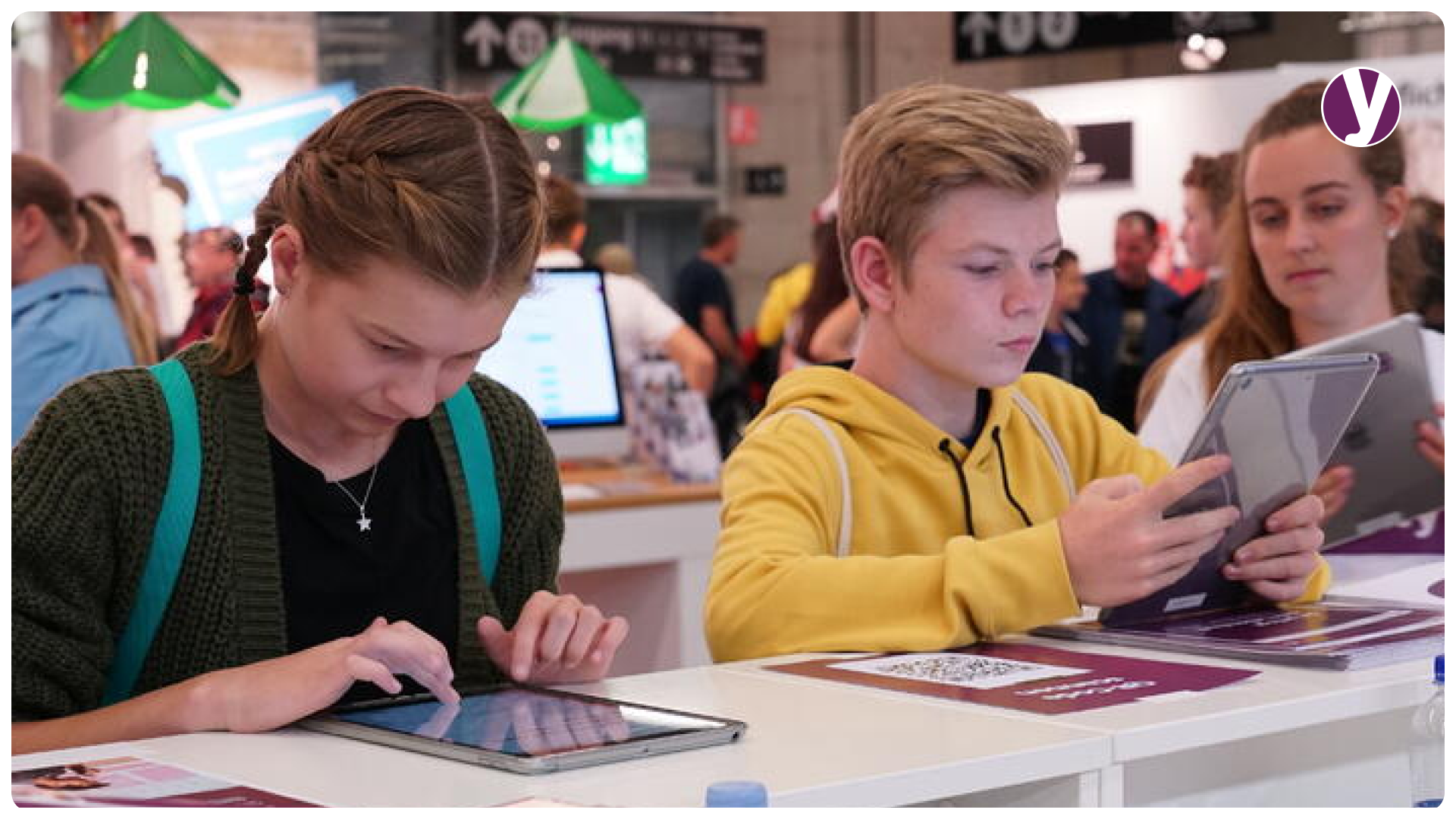 Symbolbild: Jugendliche an der Berufsmesse suchen mit iPads nach Lehrstellen