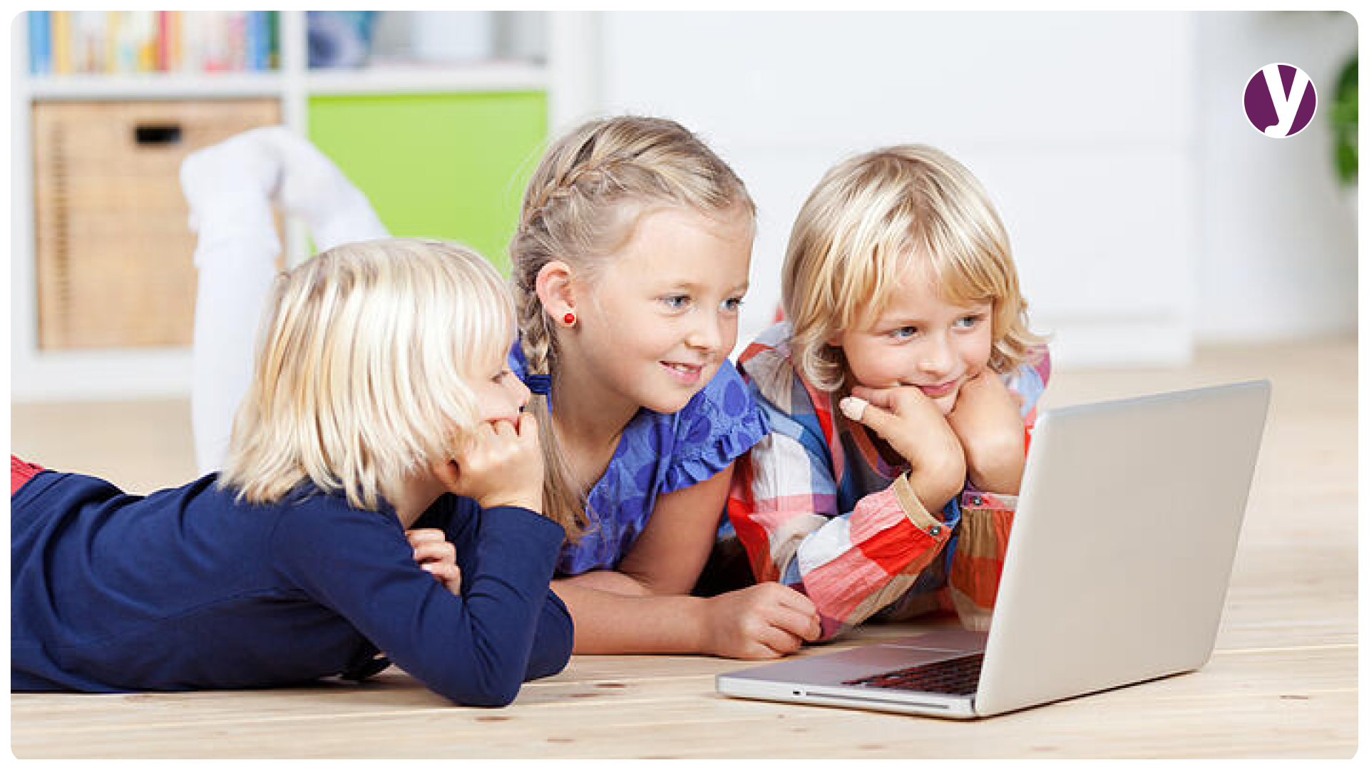 Symbolbild für Online-Konsumwahn bei Jugendlichen: Kinder vor dem Laptop