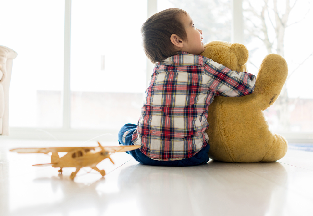 Kind mit Teddybär in der Kita